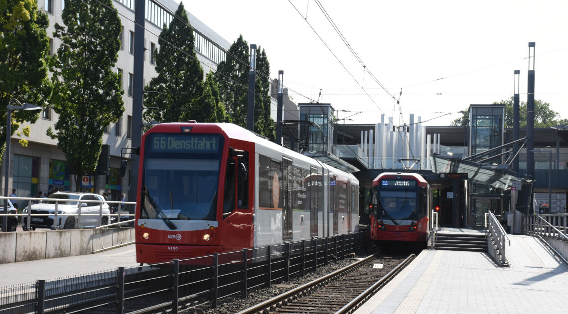 Beschreibung: Stadtbahnwagen 5159 der KVB im Einsatz auf der Linie 66 an der Haltestelle Stadthaus in Bonn.